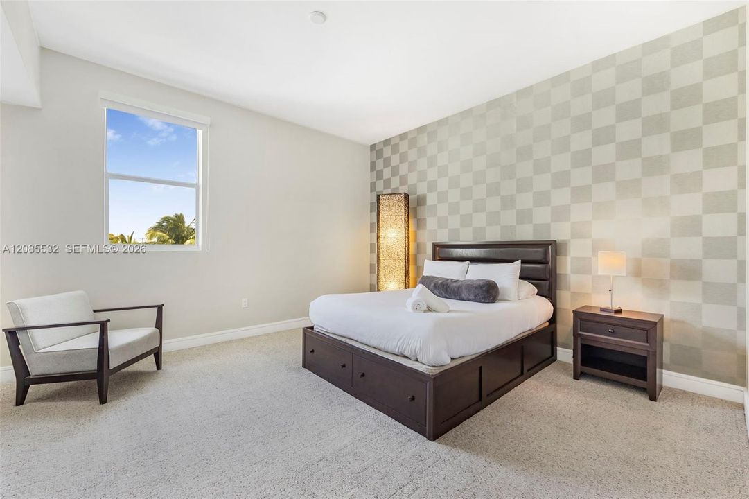 For Sale: $280,000 (3 beds, 4 baths, 2070 Square Feet)