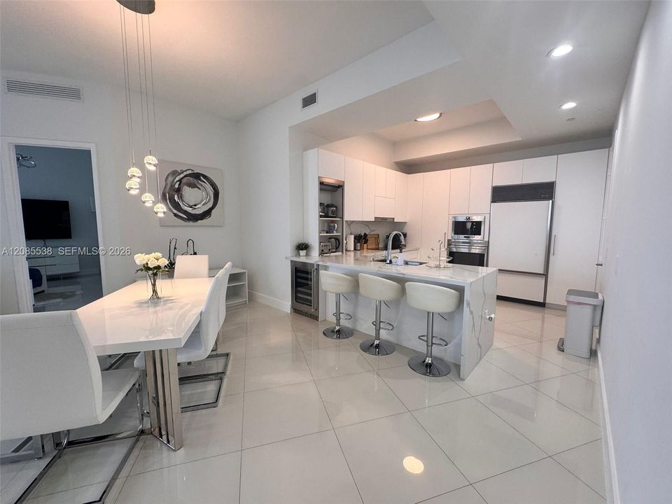 For Rent: $8,900 (2 beds, 3 baths, 1962 Square Feet)