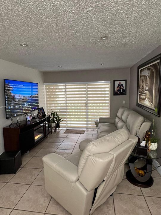 For Sale: $285,000 (3 beds, 2 baths, 1260 Square Feet)