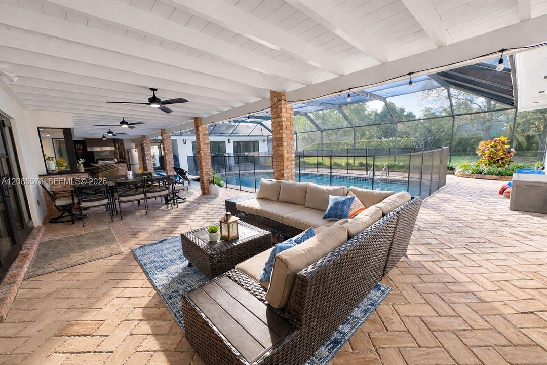En Venta: $2,475,500 (5 camas, 4 baños, 4080 Pies cuadrados)