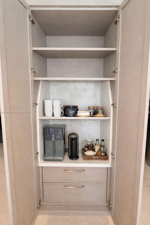 En Venta: $2,475,500 (5 camas, 4 baños, 4080 Pies cuadrados)