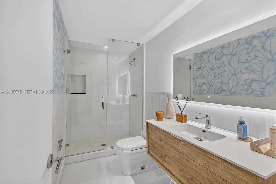 Guest Bathroom 4