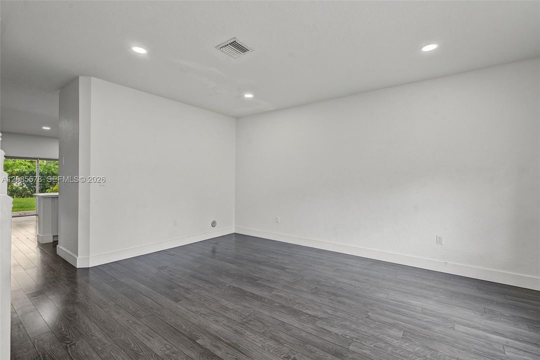 В аренду: $3,000 (3 спален, 2 ванн, 1420 Квадратных фут)