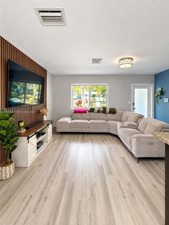 For Sale: $649,000 (3 beds, 1 baths, 1113 Square Feet)