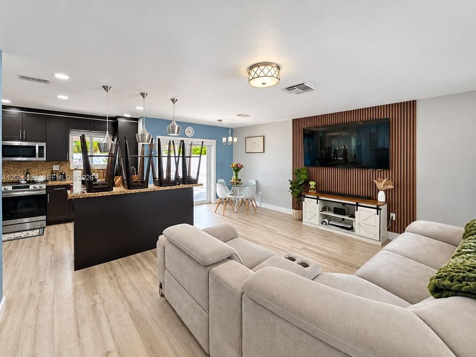 For Sale: $649,000 (3 beds, 1 baths, 1113 Square Feet)
