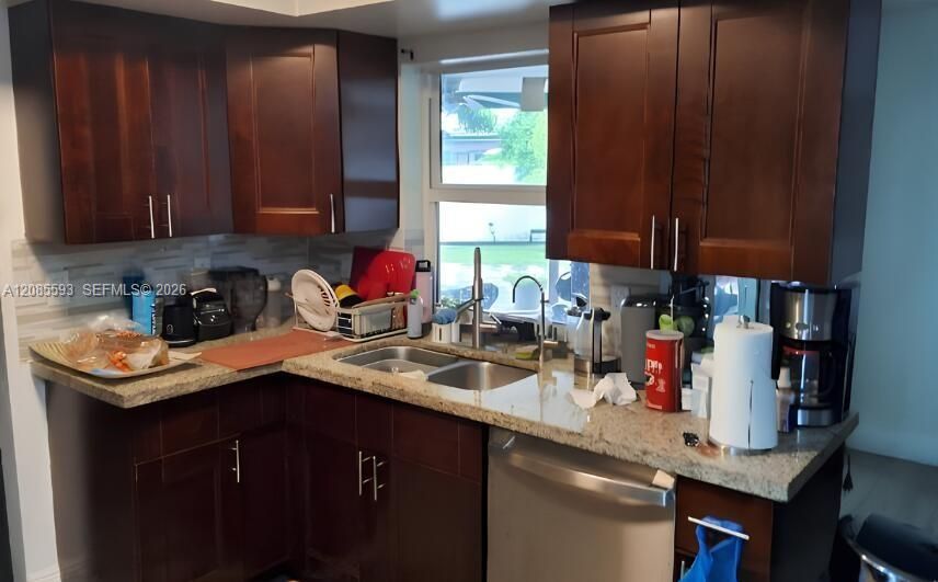 На продажу: $469,999 (4 спален, 2 ванн, 1624 Квадратных фут)