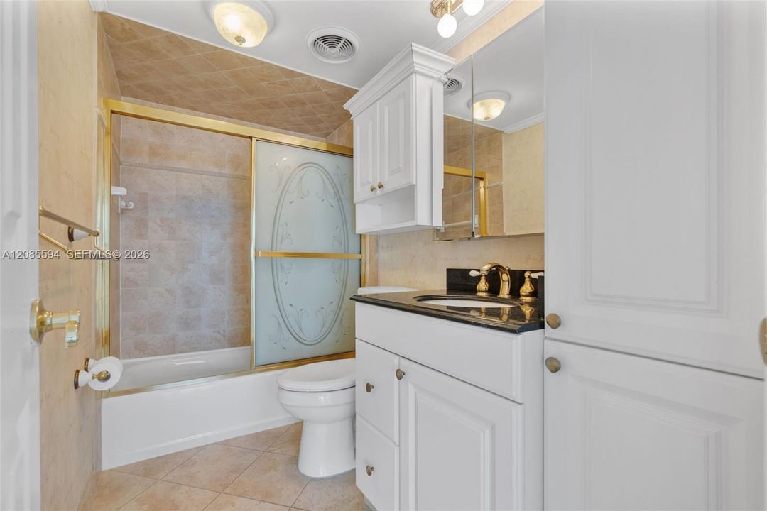На продажу: $439,900 (2 спален, 2 ванн, 1050 Квадратных фут)