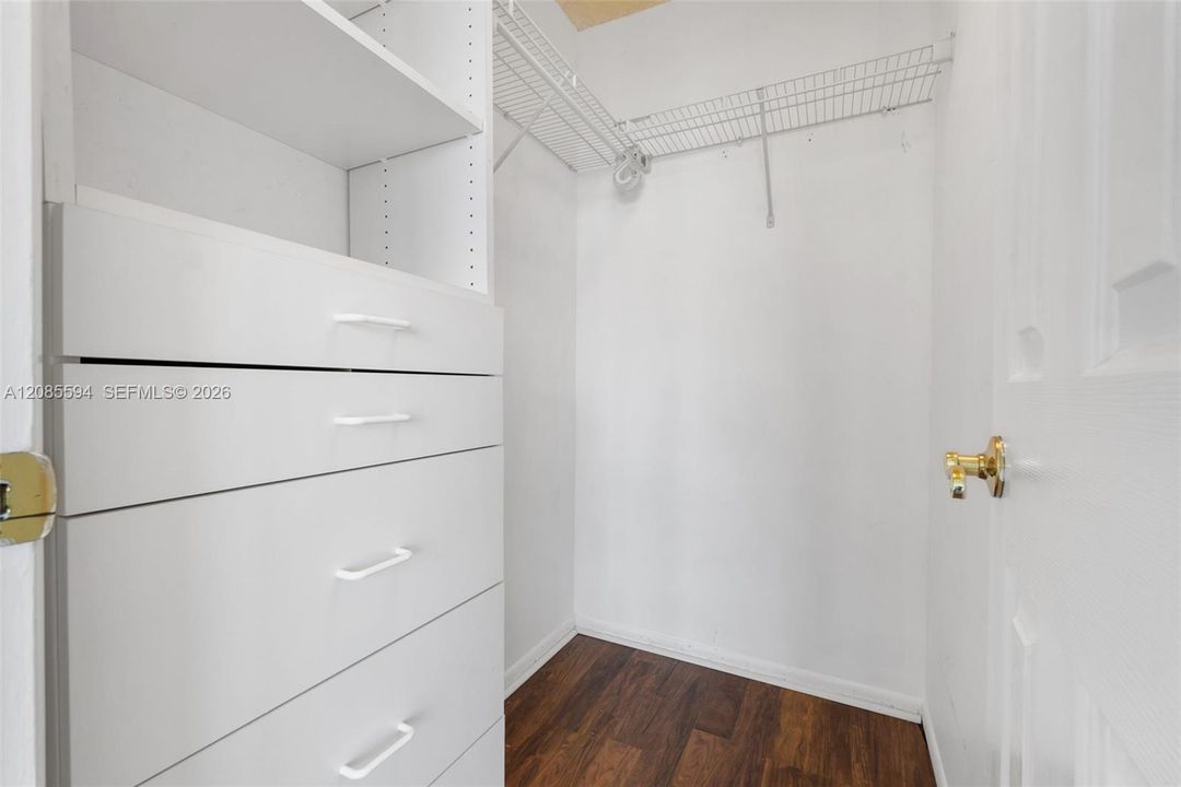 На продажу: $439,900 (2 спален, 2 ванн, 1050 Квадратных фут)