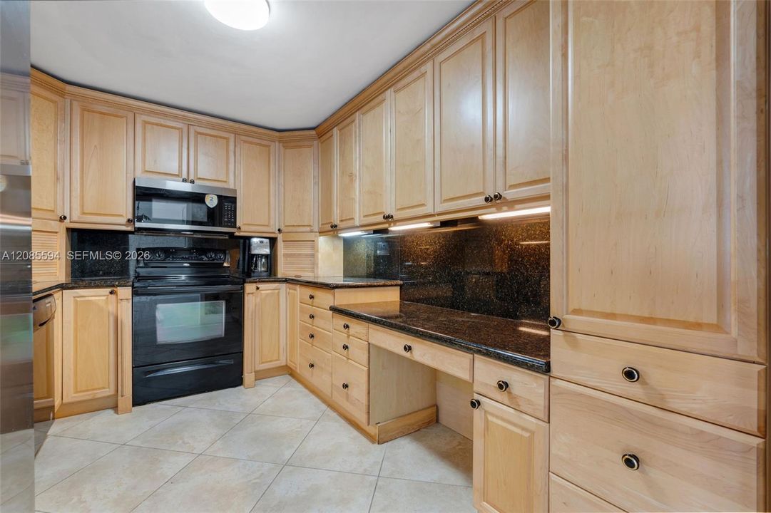 На продажу: $439,900 (2 спален, 2 ванн, 1050 Квадратных фут)