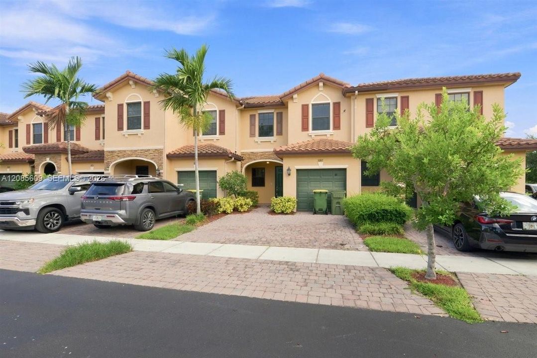 For Rent: $2,500 (3 beds, 2 baths, 1407 Square Feet)