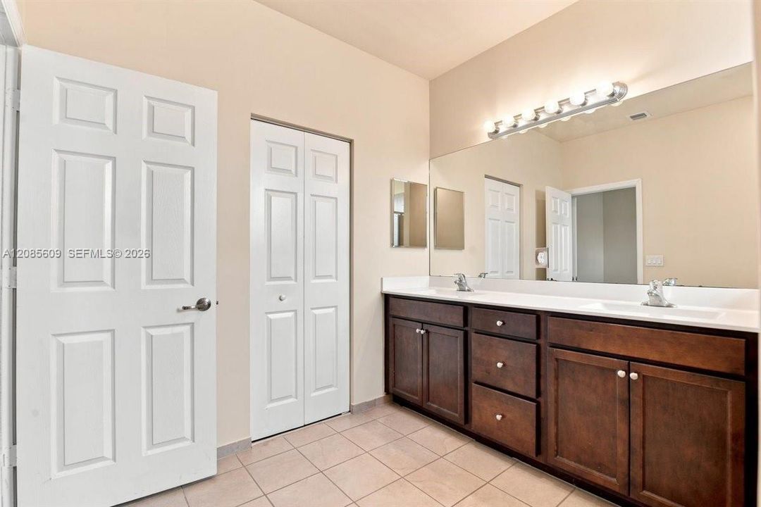For Rent: $2,500 (3 beds, 2 baths, 1407 Square Feet)