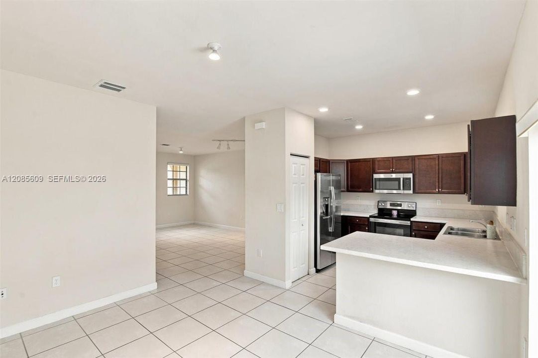 For Rent: $2,500 (3 beds, 2 baths, 1407 Square Feet)