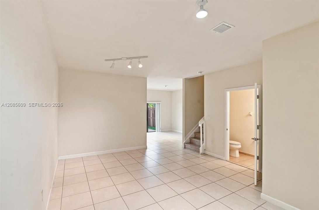 For Rent: $2,500 (3 beds, 2 baths, 1407 Square Feet)
