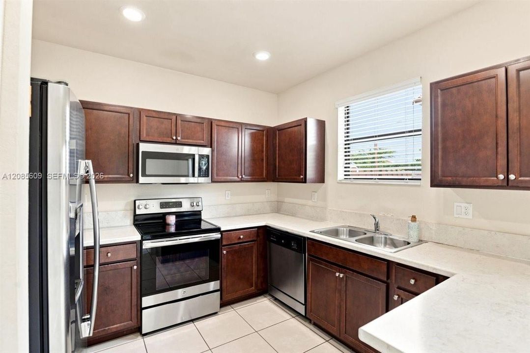 For Rent: $2,500 (3 beds, 2 baths, 1407 Square Feet)