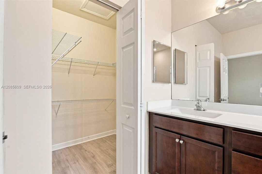 For Rent: $2,500 (3 beds, 2 baths, 1407 Square Feet)