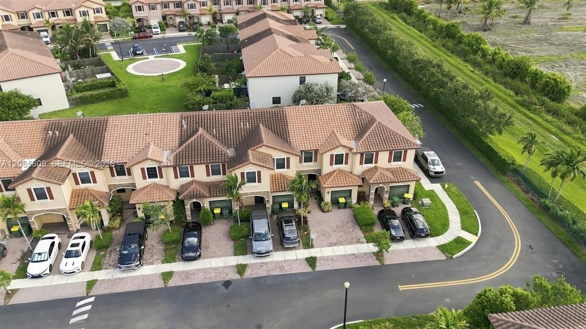 For Rent: $2,500 (3 beds, 2 baths, 1407 Square Feet)