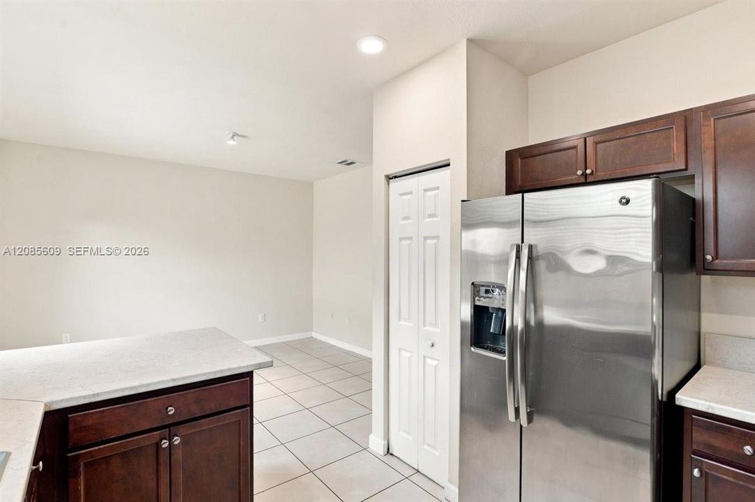 For Rent: $2,500 (3 beds, 2 baths, 1407 Square Feet)