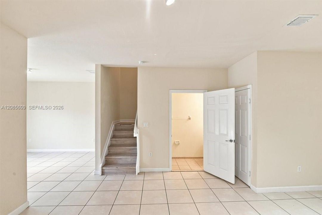 For Rent: $2,500 (3 beds, 2 baths, 1407 Square Feet)