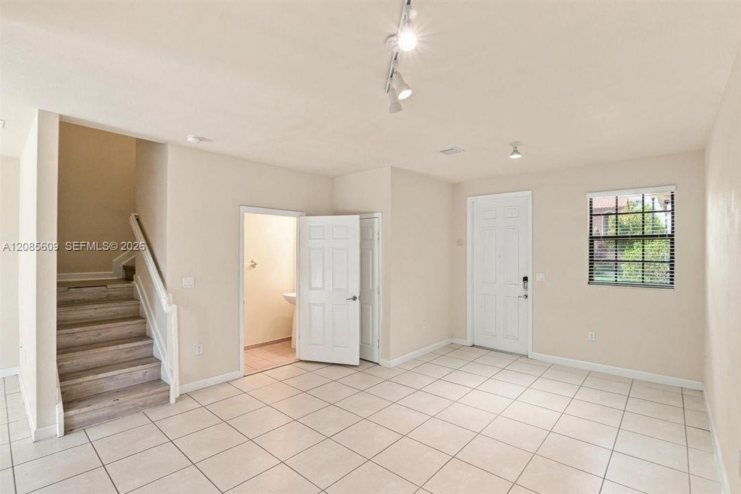 For Rent: $2,500 (3 beds, 2 baths, 1407 Square Feet)