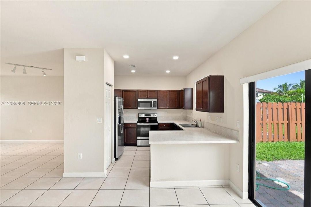 For Rent: $2,500 (3 beds, 2 baths, 1407 Square Feet)