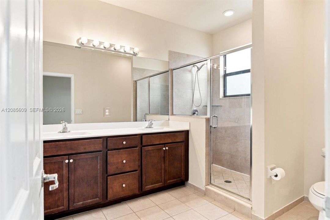 For Rent: $2,500 (3 beds, 2 baths, 1407 Square Feet)