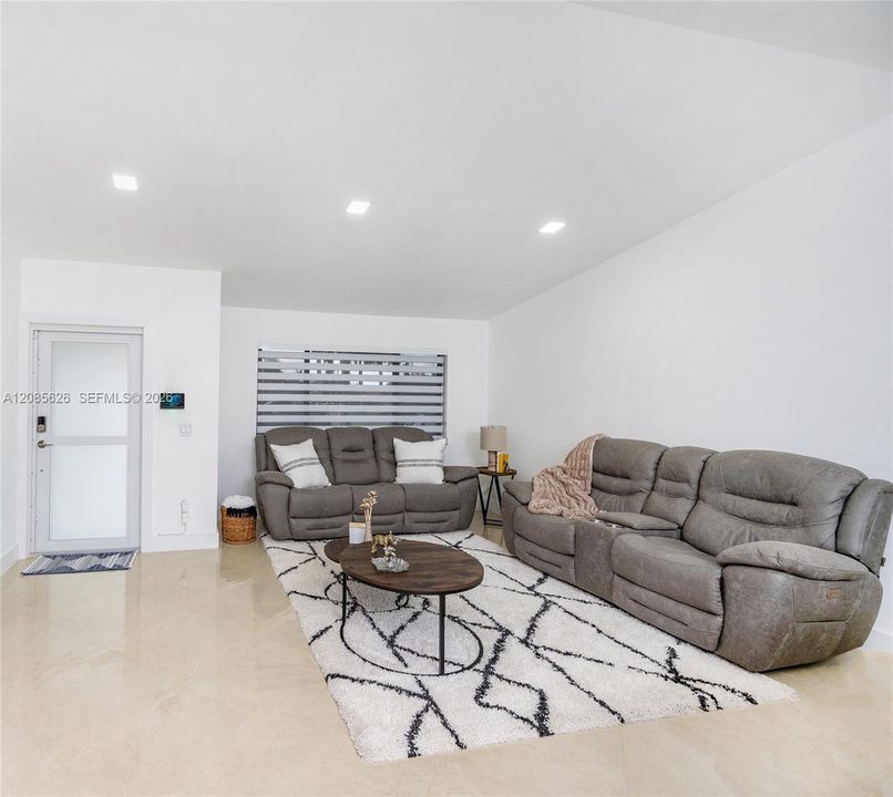 En Venta: $775,000 (4 camas, 2 baños, 1291 Pies cuadrados)