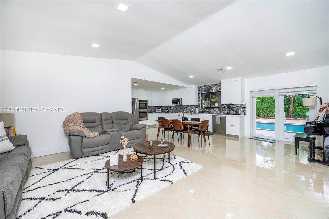 En Venta: $775,000 (4 camas, 2 baños, 1291 Pies cuadrados)