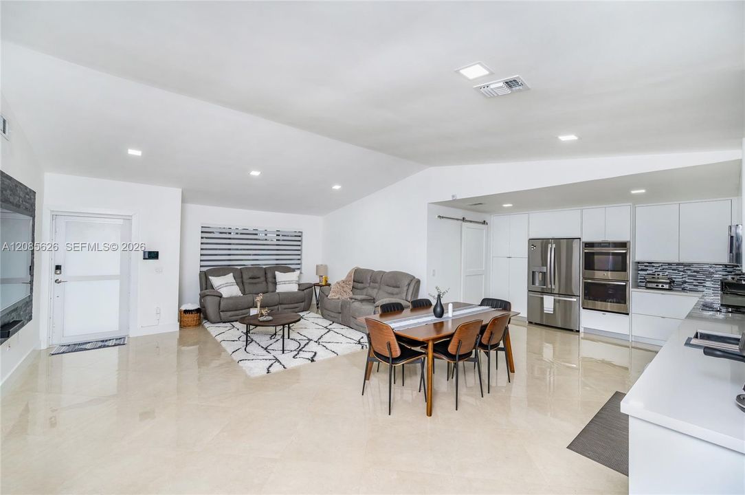 En Venta: $775,000 (4 camas, 2 baños, 1291 Pies cuadrados)