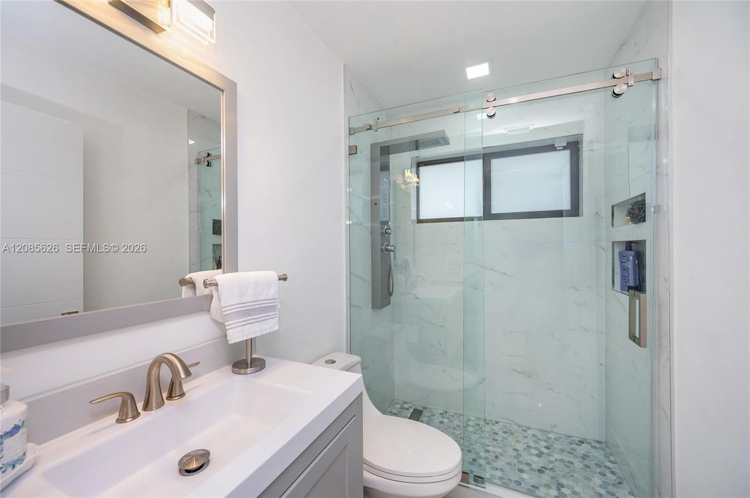 En Venta: $775,000 (4 camas, 2 baños, 1291 Pies cuadrados)
