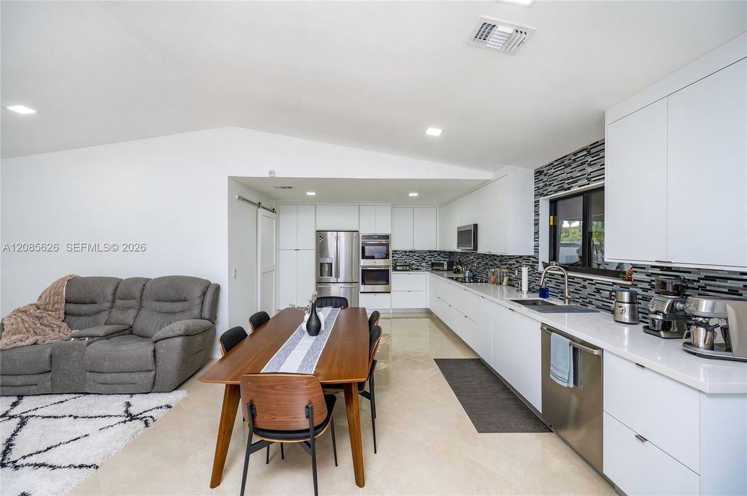 En Venta: $775,000 (4 camas, 2 baños, 1291 Pies cuadrados)