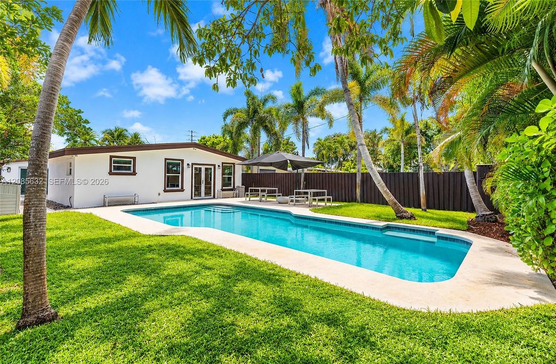 For Sale: $917,000 (3 beds, 2 baths, 1426 Square Feet)