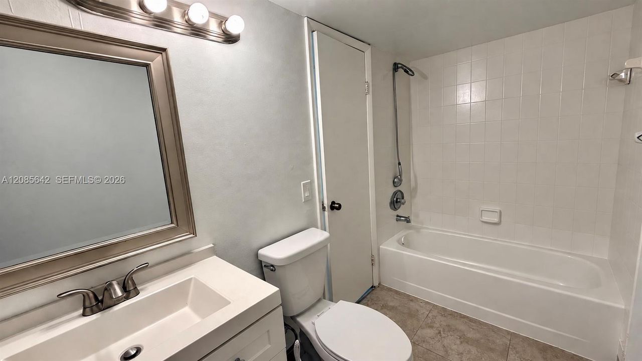 В аренду: $2,200 (2 спален, 2 ванн, 898 Квадратных фут)
