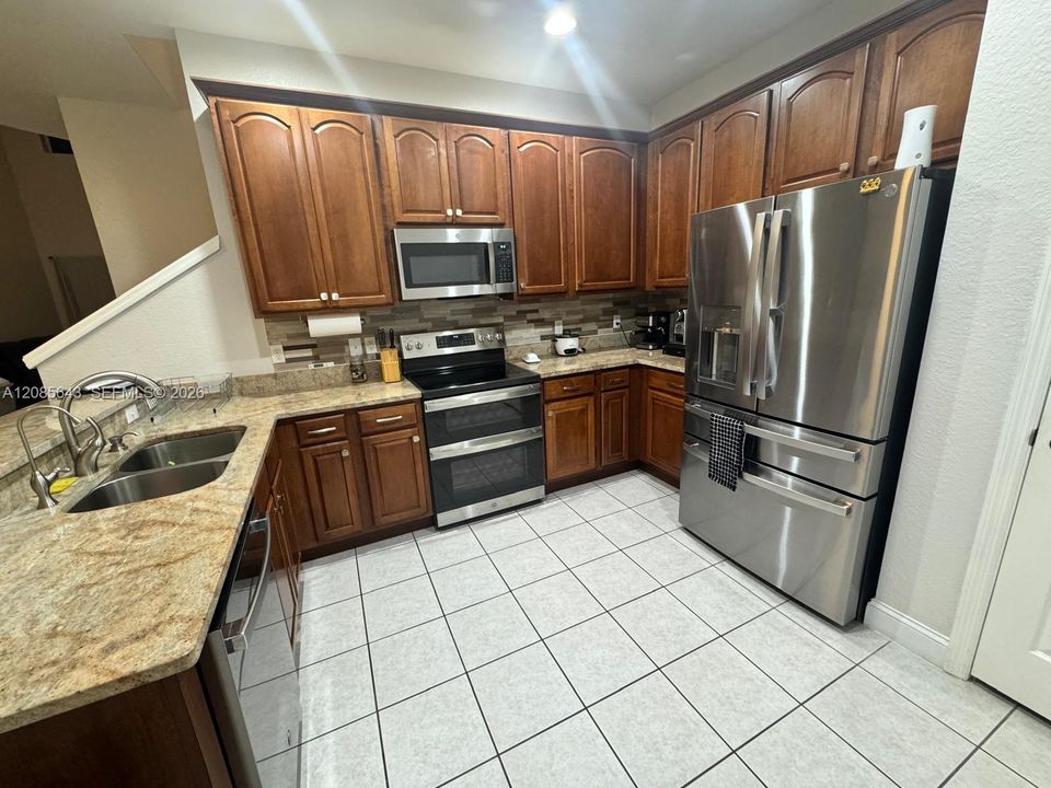 Kitchen with oven, microwave, fridge (that produces ice and water with a freezer)