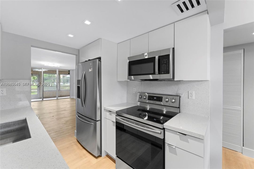 На продажу: $154,900 (2 спален, 2 ванн, 1002 Квадратных фут)