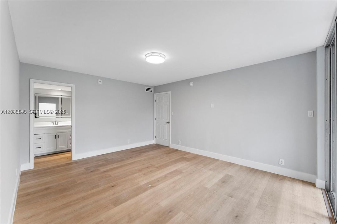 На продажу: $154,900 (2 спален, 2 ванн, 1002 Квадратных фут)