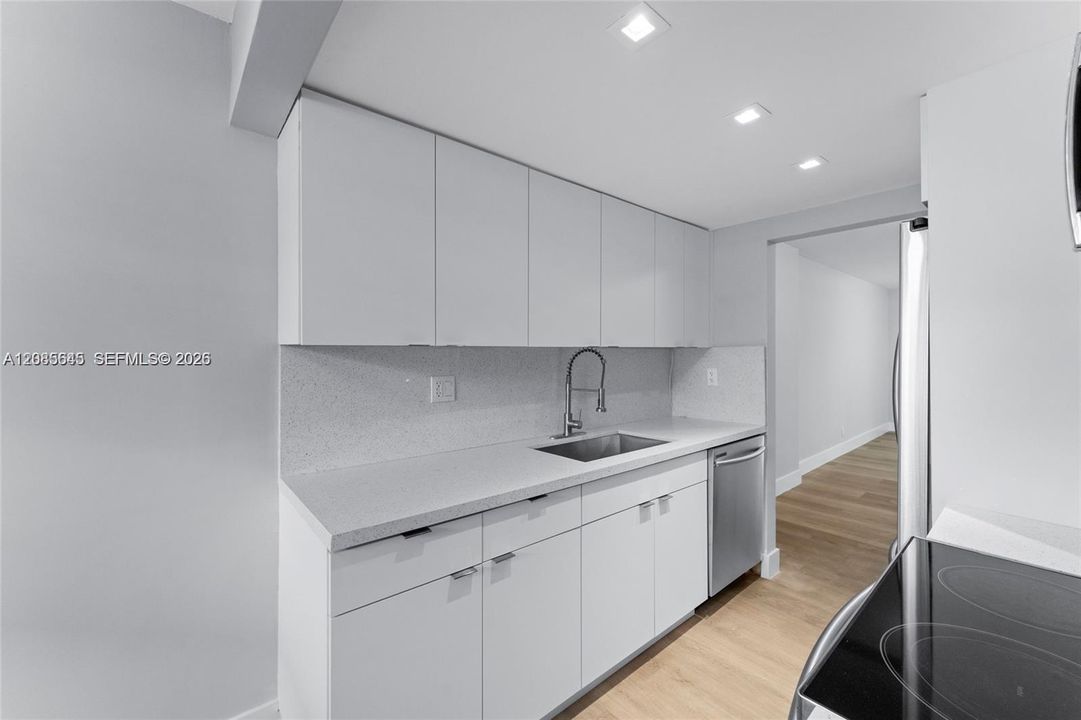 На продажу: $154,900 (2 спален, 2 ванн, 1002 Квадратных фут)