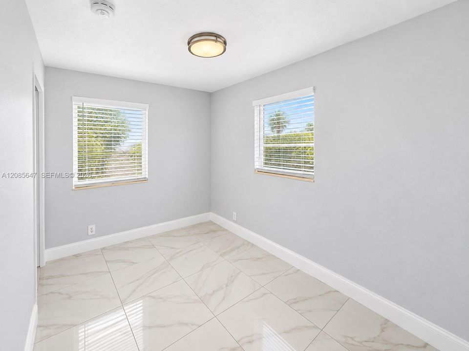 For Rent: $2,400 (3 beds, 1 baths, 864 Square Feet)