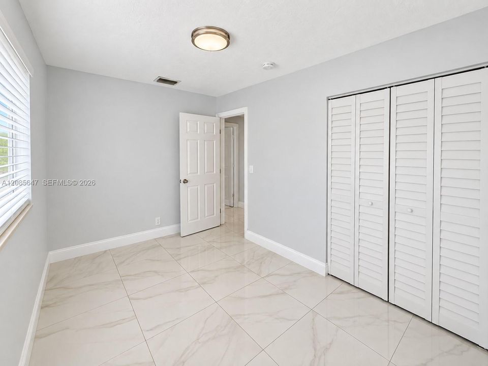 For Rent: $2,400 (3 beds, 1 baths, 864 Square Feet)