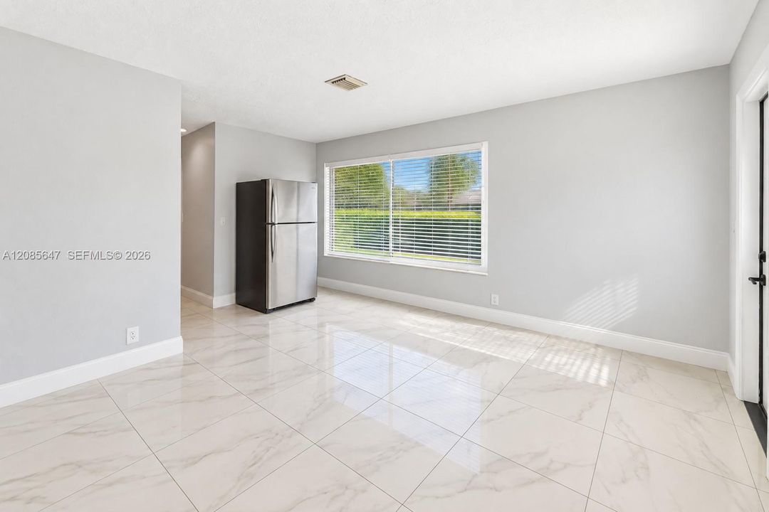 For Rent: $2,400 (3 beds, 1 baths, 864 Square Feet)