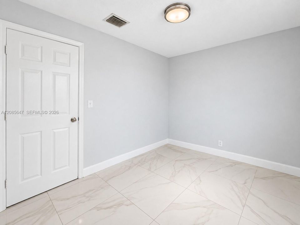 For Rent: $2,400 (3 beds, 1 baths, 864 Square Feet)