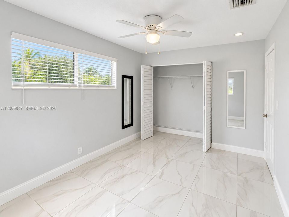 For Rent: $2,400 (3 beds, 1 baths, 864 Square Feet)