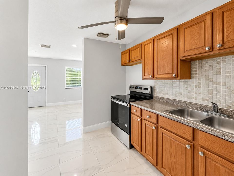 For Rent: $2,400 (3 beds, 1 baths, 864 Square Feet)