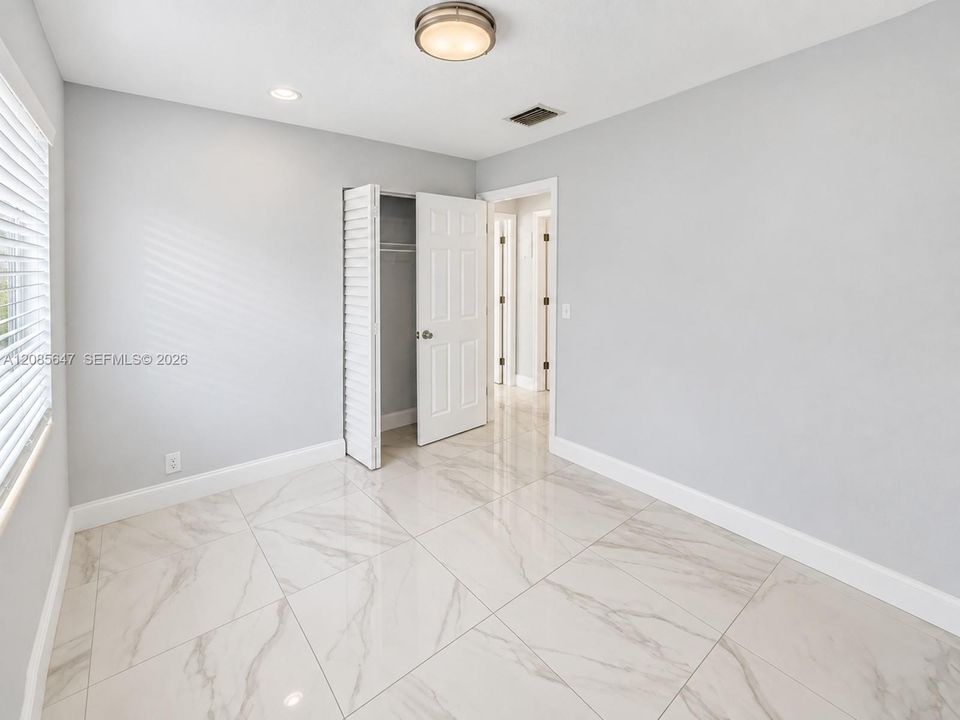 For Rent: $2,400 (3 beds, 1 baths, 864 Square Feet)