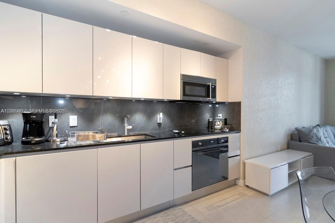 For Rent: $4,300 (1 beds, 1 baths, 759 Square Feet)