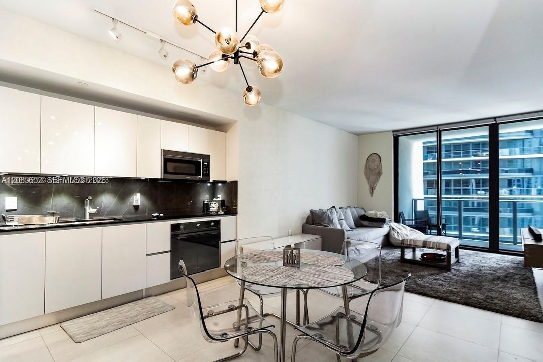 For Rent: $4,300 (1 beds, 1 baths, 759 Square Feet)
