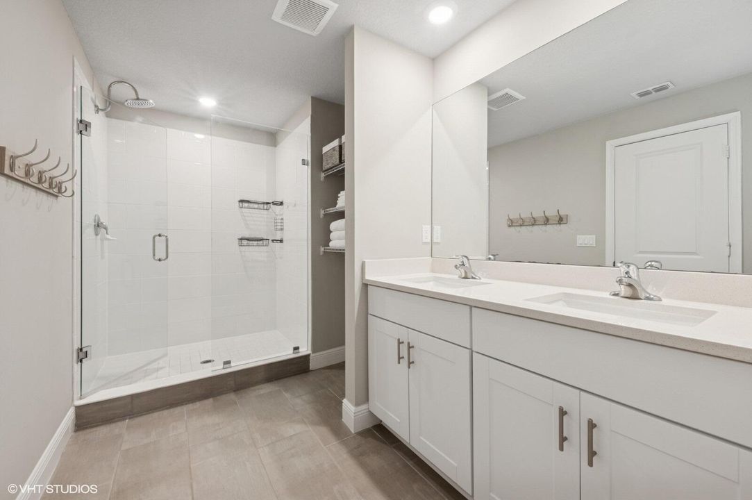 17_3901SEMentmoreLn_13_PrimaryBathroom_L