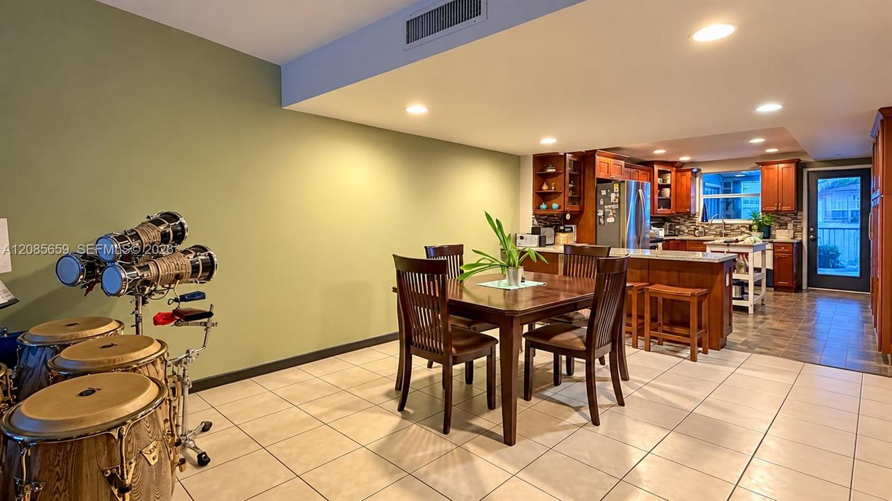 For Sale: $315,000 (2 beds, 2 baths, 1460 Square Feet)