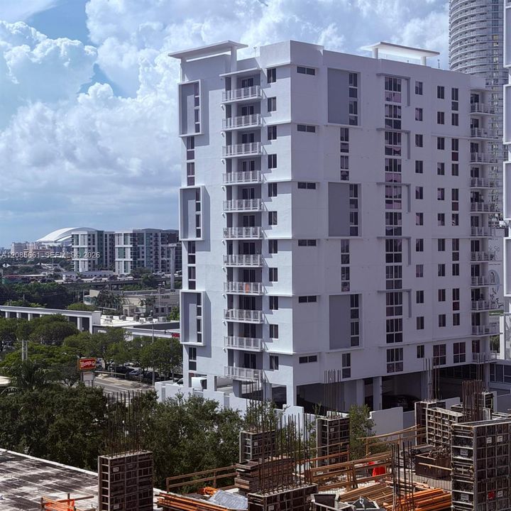For Sale: $400,000 (2 beds, 2 baths, 880 Square Feet)