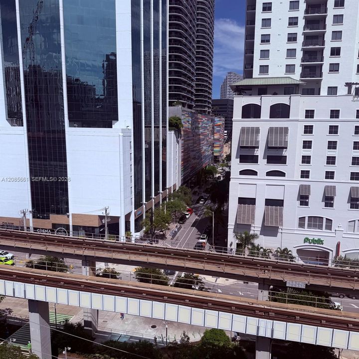 For Sale: $400,000 (2 beds, 2 baths, 880 Square Feet)
