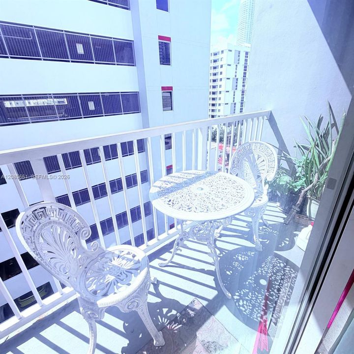 For Sale: $400,000 (2 beds, 2 baths, 880 Square Feet)